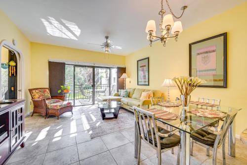 Central Naples Apartamento | Lovely Naples Vacation Rental with Shared Pools!