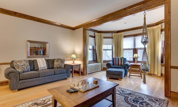 Rogers Park Apartamento | Lovely Near Loyola - Enjoy the Wonderful Outdoor Space and Sun Room - Room for the Whole Crew apts