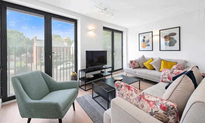 Windlesham Apartamento | Lovely, New Flat in Village Centre - Free Parking!