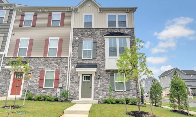 Glenarden Casa | Lovely, newly-built, 3-bedroom townhome with an office & 2-car garage in Lanham