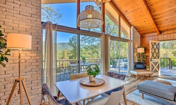 Yosemite Forks Casa | Lovely Oakhurst Cabin with Deck and Mtn Views!