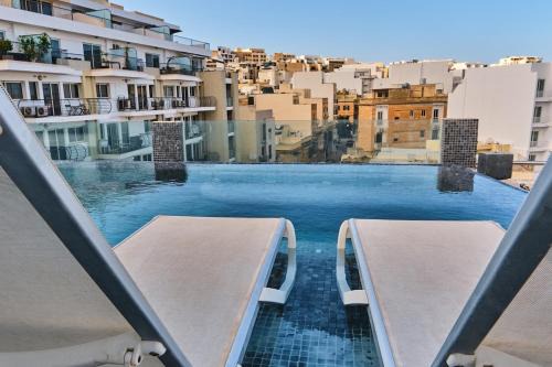 Gzira Apartamento | Lovely Penthouse with massive pool