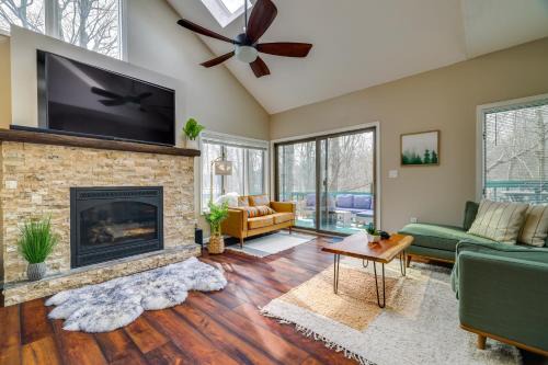 Gouldsboro Casa | Lovely Poconos Cabin with Resort Amenities!