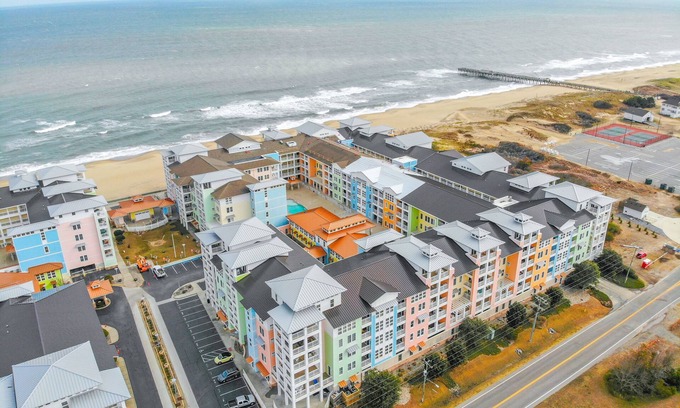 Sandbridge Condominio | Lovely Poolside Condo in an Oceanfront Building!