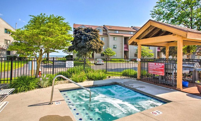 Port Clinton Apartamento | Lovely Port Clinton Condo with Lake Views!