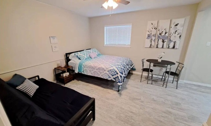 Lewisville Apartamento | Lovely & Private Studio Apt @NorthDFW by I-35 Fwy. Free W&D Stays 30+ days only