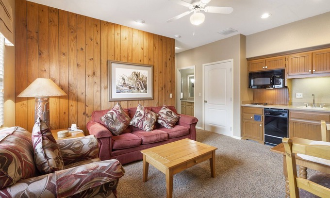 Branson West Condominio | Lovely Queen Suite with Kitchenette - Golf Resort Amenities