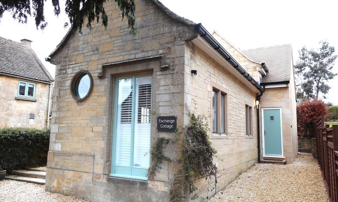 Chedworth Cabaña | Lovely quirky cotswold cottage (Old Telephone Exchange)