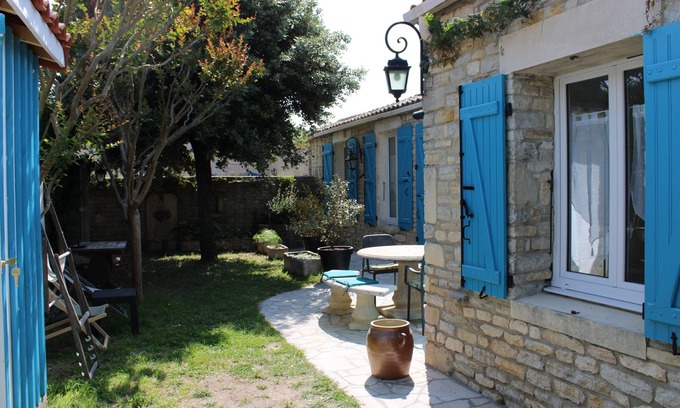 Saint-Pierre-d'Oleron Casa | Lovely renovated typical Charentais house in a good location sleeps 4 people