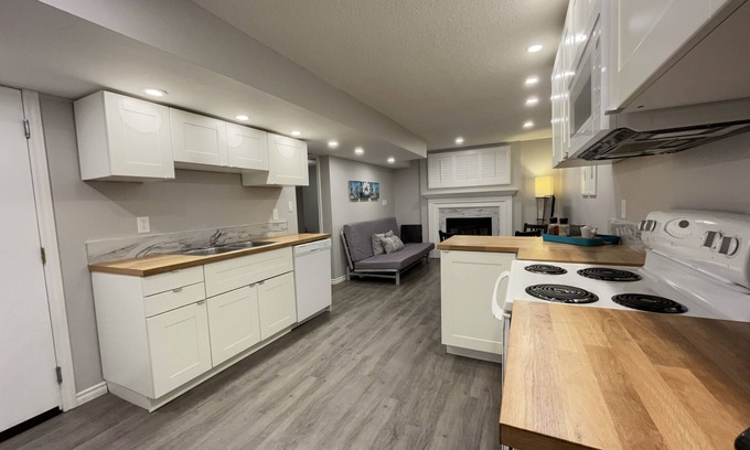 Southwest Edmonton Casa | Lovely renovated 3-bedroom in South-Central Edmonton