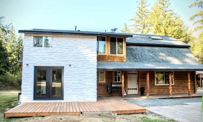 Crawfordsville Casa | Lovely Renovated and Secluded Log Cabin