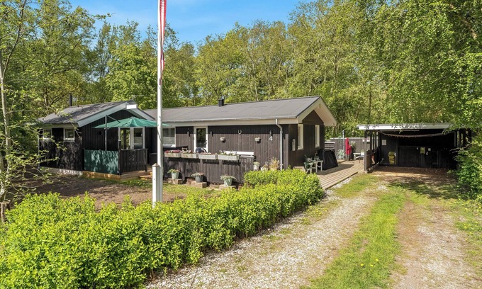 Amtoft Casa | Lovely renovated holiday home with a wilderness bath and fenced grounds.
