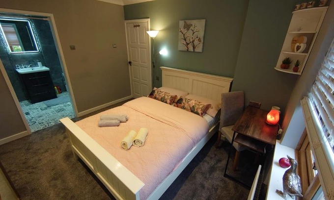 Rayleigh Casa | Lovely room with ensuite in a quiet house