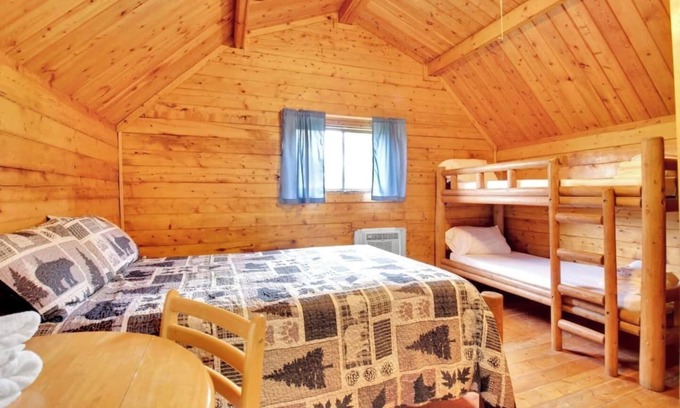 Bloomington Cabina | Lovely Rustic Cabin in Bloomington