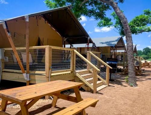 Fentress Otro | Lovely Safari Tent with River Access, Fire Pit and Barbecue in Staples, Texas