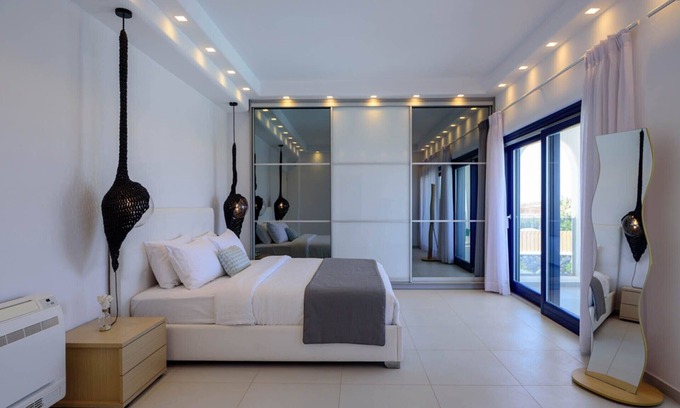 Exo Gialos Villa | Lovely Santorini Villa | 3 Bedrooms | Aria Villa | Private Pool & Close to Amenities | Exo Gialos
