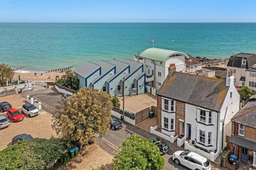 Felpham Casa | Lovely Seaside Villa & Gardens 40 Metres to Beach