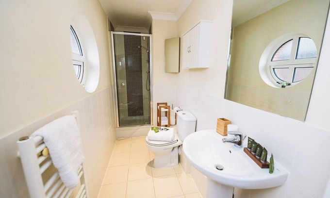 Leatherhead Apartamento | Lovely Serviced Apartment in Royal Swan Quarter Leatherhead