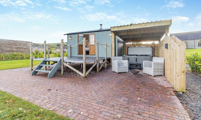 St Harmon Cabaña | Lovely Shepherds hut with private hot tub.