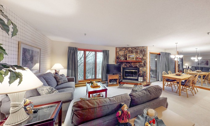 Stratton Mountain Condominio | Lovely ski-in/out condo steps from ski lift with trails and amazing views