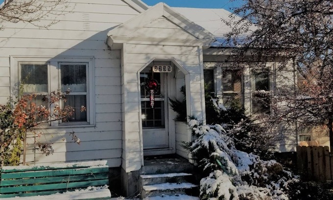 Downtown Klamath Falls Casa | ❤️ Lovely Smart Craftsman King HDTV WIFI AC Yard
