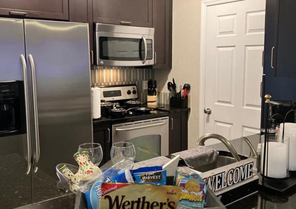 Port Tampa City Apartamento | Lovely Spacious 2 BD w/ Pool and WiFi. Near Beaches, Downtown Tampa, And Shopping Mall!