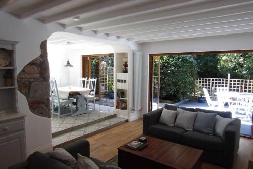 Carlyon Casa | Lovely Spacious Cottage Near The Coast