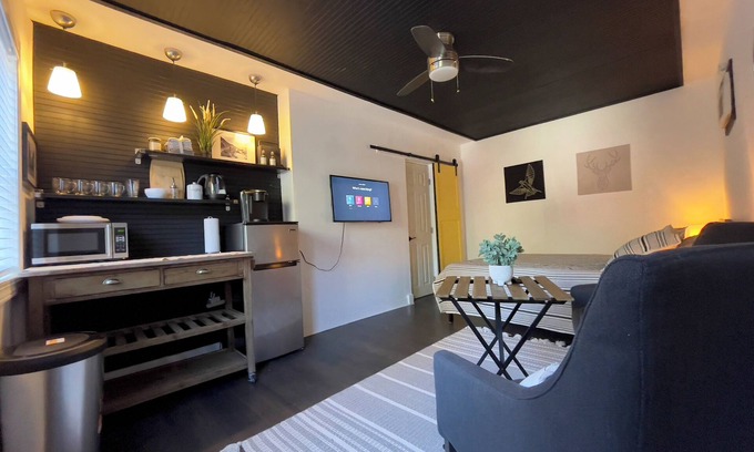 Colonialtown North Cabaña | Lovely Spacious Guesthouse in Mills 50 District, Orlando