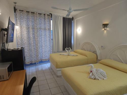 Almacén Apartamento | Lovely studio apartment with balcony AC & wi-fi, minutes from downtown!