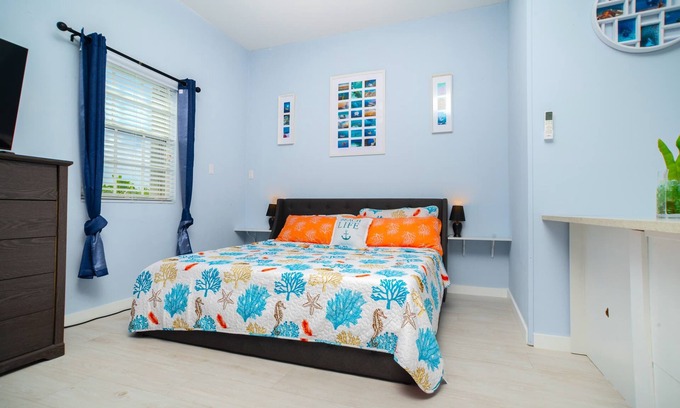 East End Apartamento | Lovely Studio Apt Near Ocean w/ Private Deck + BBQ