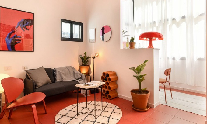 Haifa Apartamento | Lovely Studio Apt with Exquisite Crimson Interior near Talpiot Market