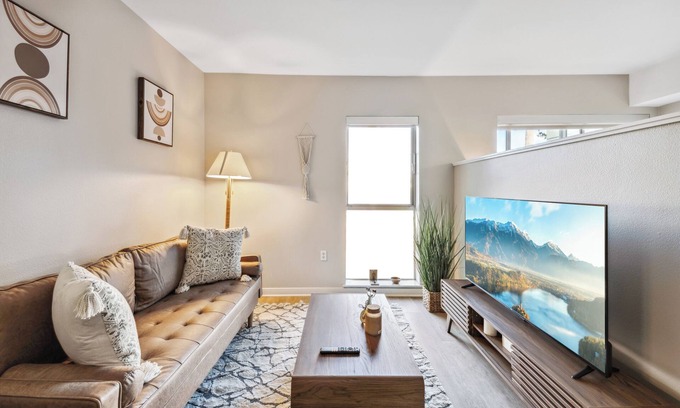 Downtown Cama Y Desayuno | Lovely Studio in Santa Monica w Free Parking