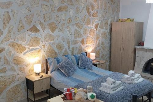 Petaleia Apartamento | Lovely Studio in Strinilas with its own pool