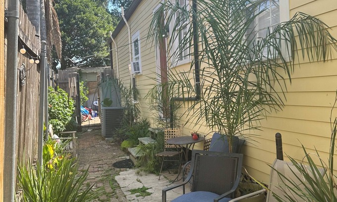 Saint Thomas Development Apartamento | Lovely studio located in the Lower Garden District with private garden patio.