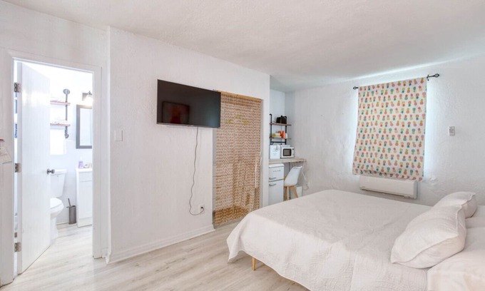 Bridgeport Heights Apartamento | Lovely studio unit with free parking on premises.