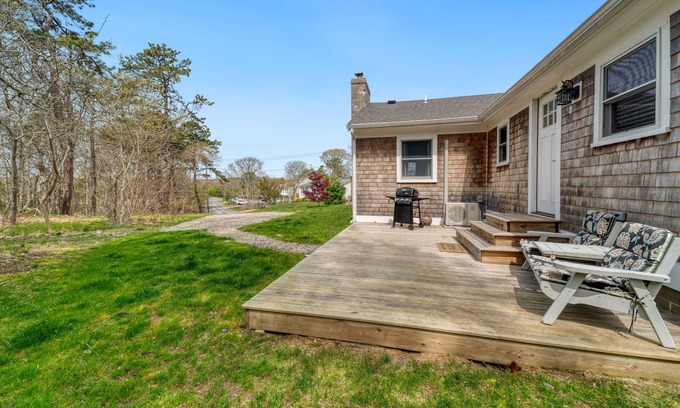 Harwich Port Apartamento | Lovely Studio with Full Kitchen + Private Deck!