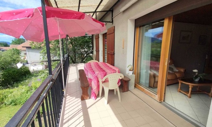 Larringes Apartamento | Lovely T4 apartment in village house with mountain views, close to shops.