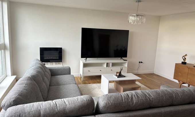 Hillingdon Apartamento | Lovely three bedroom apartment located in a private development.