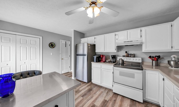 Nicholasville Casa | Lovely townhome convenient to everything in Central KY. Pet friendly!
