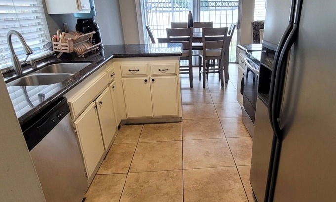 Bay Terraces Cama Y Desayuno | Lovely townhome with a relaxing room