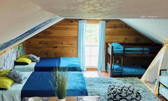 Laurel Cabina | “Lovely Tree”Bunk House&Pool@The House on the Hill