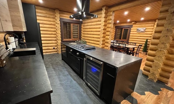 Henryville Cabina | Lovely True Mountain Log Home w/ heated Pool!