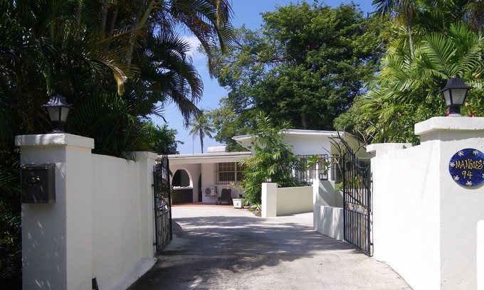 Sunset Crest Villa | Preciosos jardines de villa exuberante. Fácil 2 minutos a pie de playa, piscina, bares, restaurantes, tiendas.