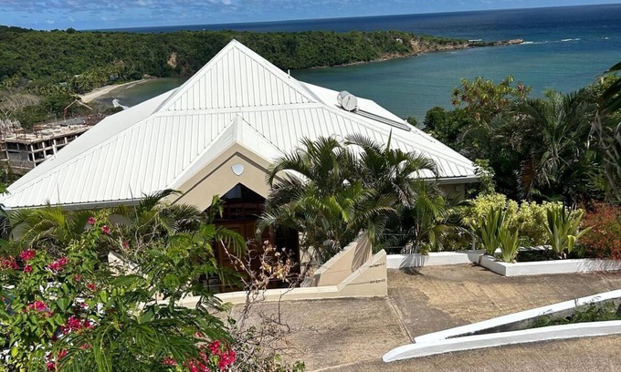 Saint David's Villa | Zingiber, un hermoso hogar tropical perfecto para tu aventura granadina.