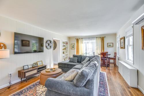 Westerly Casa | Lovely Westerley Home with Yard and Grill!