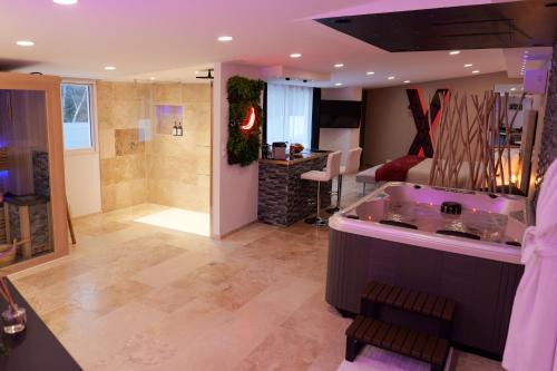 La Penne-sur-Huveaune Cama Y Desayuno | Loveroom de charme avec jacuzzi et sauna