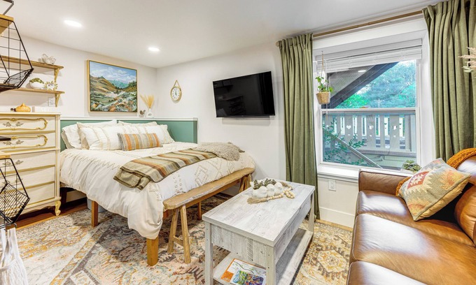 Manitou Springs Apartamento | 'Lovers Lane Chalet' Dtwn Manitou Springs Studio!