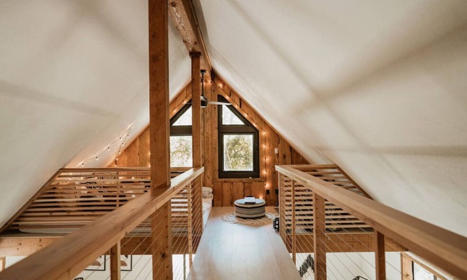 Mariposa Casa | Lovers nest by Casa Oso with hiking trails/pond