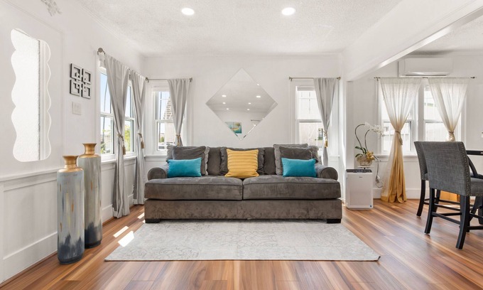 View Park-Windsor Hills Casa | Lovingly Restored Bungalow located near SOFI Stadium.