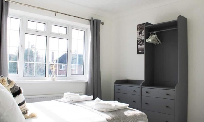 Maidenhead Casa | Low Cost, Fully Sanitised 5 Bed & Parking